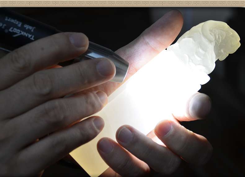 照玉強(qiáng)光手電筒不只可以鑒定琥珀，還可以鑒別各種的玉石、原石